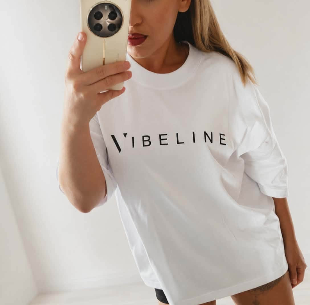 Stylizacja z białą koszulką Vibeline z logo
